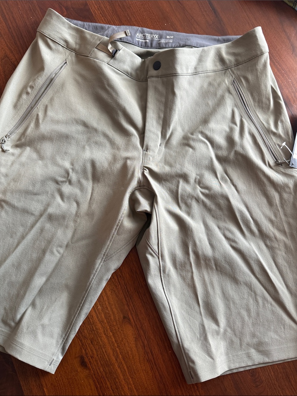 Arc'teryx Men’s Khaki/Tan gamma rock 12’’ mens - medium new